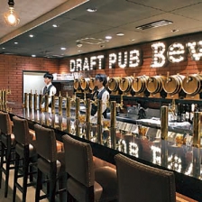 2 階の「DRAFT PUB Bevvy」では17 本のビールタップと10 個のワインサーバーを設置。樽生シードルは5 種。テースティングセットもある