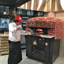 毎日ピッツアの生地は店で作り、目の前の石窯で焼くライブ感を大事にしている「CUCINOVA」