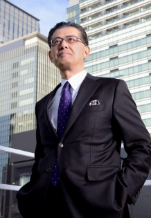 都ホテル東京(現シェラトン都ホテル東京)、ホテル西洋銀座、会員制ホテル・ウラク青山(取締役総支配人)を経て2003 年ホスピタリティマネジメントを設立。09 年5 月より現職。西洋銀座当時よりコンサルティング業務、ホスピタリティ研修など数多く手掛け、現在は、ホテル、旅館、婚礼、飲食ビジネスの収益力向上、経営改善、経営分析、運営受託等も手がけると同時に異業種での講演・セミナー実績も多数あり。