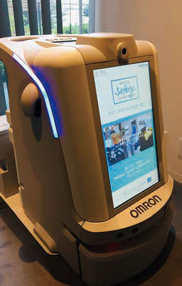 最新の複合型サービスロボット（オムロン製）が自動でフロア清掃と、施設内の巡視を行なう
