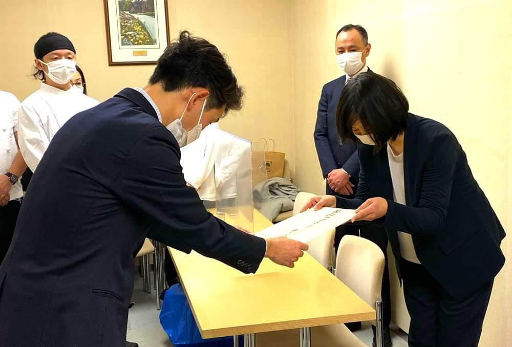 要望書が東京都担当者へ手渡された瞬間。勇気ある一歩が都知事に方針転換の決断を促した