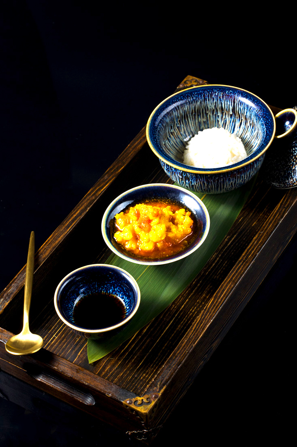 シグネチャーメニューのひとつでもある“南蘇名物 夫婦蟹味噌ソースかけご飯”。一人前10匹分、オスが7割、メスが3割の割合で蟹味噌、白子、内子が使われている至福の一品だ