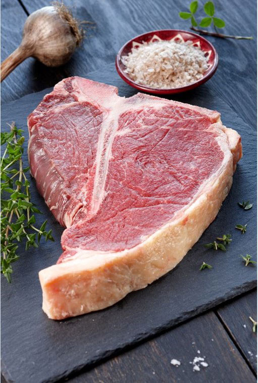 T-Bone ステーキ。濃い赤色の肉は野外放牧されて飼育された証拠。柔らかくて、深く豊かな味が料理人に喜ばれている。オメガ3 脂肪酸、鉄分、ビタミン・ミネラル、タンパク質など栄養豊富