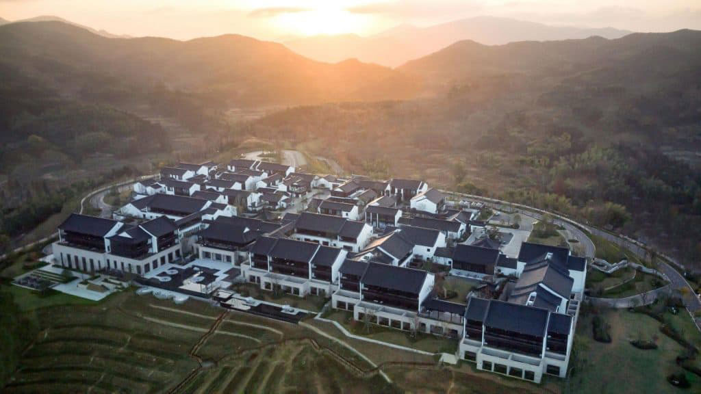 中国大陸で初めて運営する「星野リゾート 嘉助天台」の外観