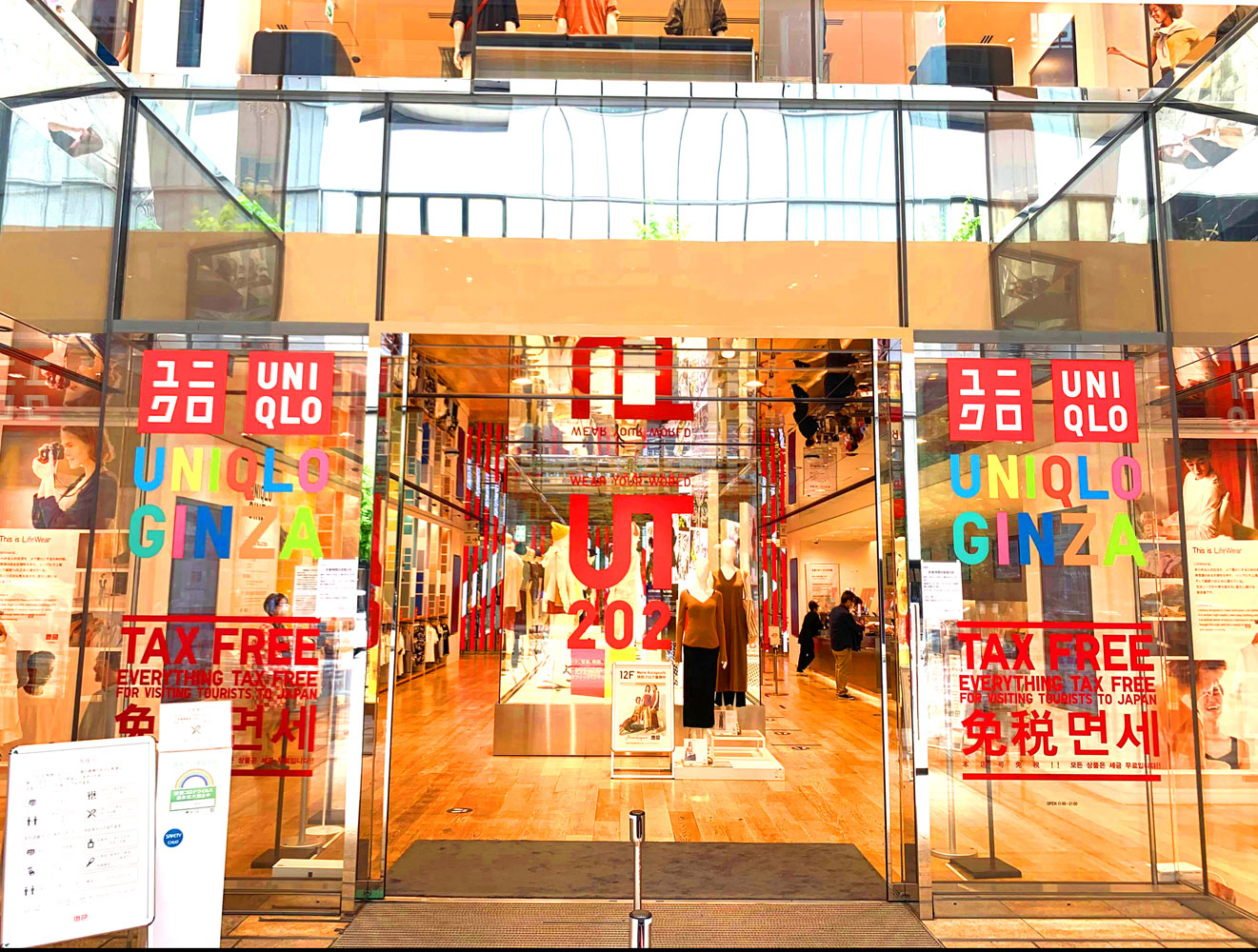 「UNIQLO TOKYO」と共にユニクロの旗艦店として世界にむけた展開をしている「ユニクロ 銀座店」ではワンフロアを「ユニクロUT」で展開している