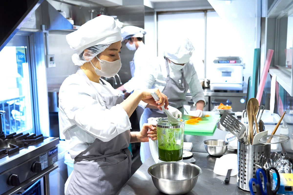 2Fのキッチン。調理場の壁に大きな窓を入れることで、調理風景を見られるようにした。基本的には1Fのレストランやショップを利用すると、2F及び3Fの見学ができるシステムになっている(※イレギュラー見学については応相談。また、イベント等が入っている場合は見学不可な場合もあるので、事前にお問合せください)