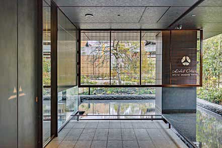 ホテルオークラ京都岡崎別邸のエントランス。美しい自然との調和を意識したシンプルなデザインに仕上げた