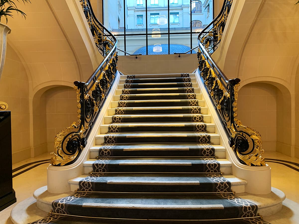 豪華なエントランスホールの大階段