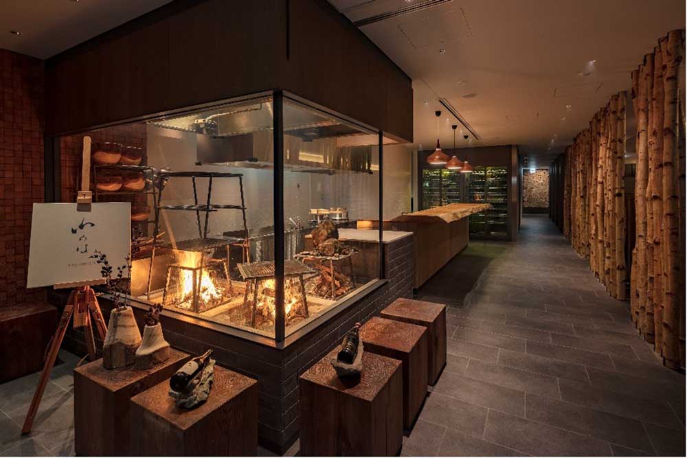 レストラン「山のは」。薪と溶岩石を使った日本料理（９品のコース）を提供。料理提供の演出にも工夫がされている
