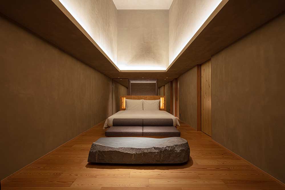 SOKIスイート（撮影：浅川敏）。客室は、熱海湾を望む部屋や、奥座敷らしい緑や星空が望める部屋など、10タイプ全54室。