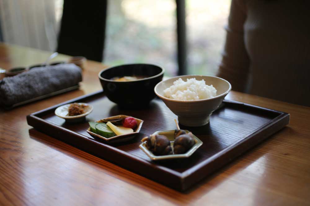 「HINOMORI」の朝食。伊勢湾から届く魚の炭焼き、地元の生産者が育てたお米や野菜の味を最大限に引き出した、シンプルだけれど上質な朝食だ