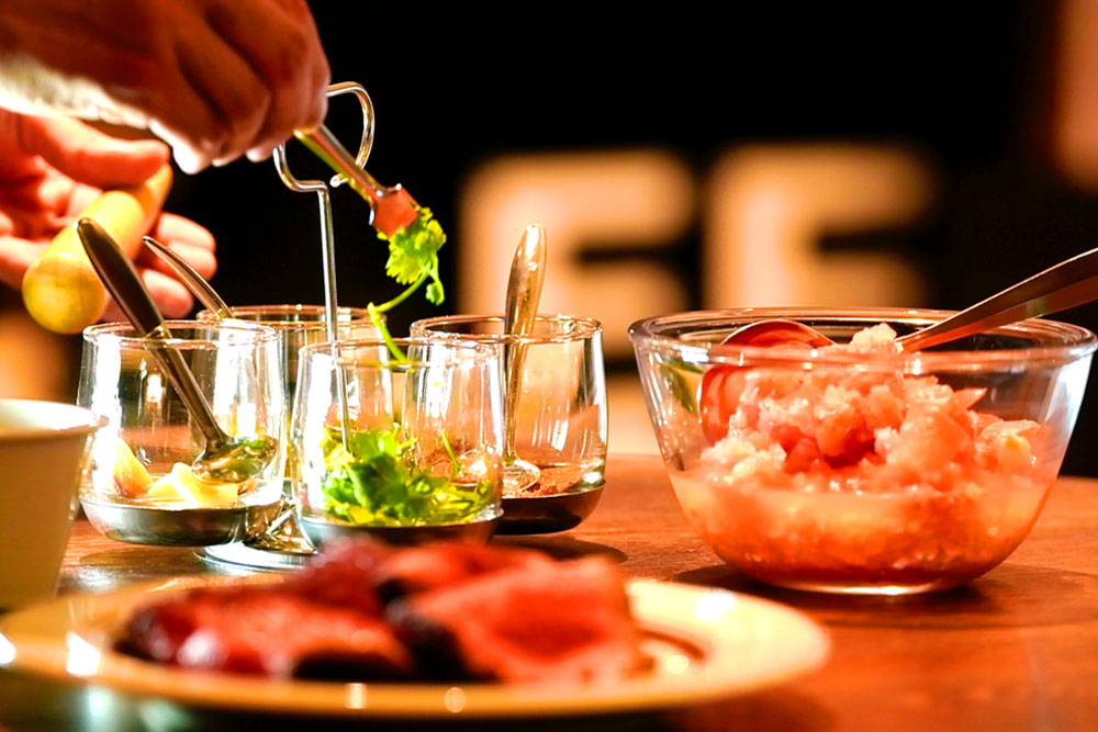 シュラスコ用のソースは月替わりのものも入れて常時5種類用意されている。中でもテーブルで生トマトのソースにパクチー、ローストガーリック、ハラペーニョ、チリパウダーを調合し、小鉢ですって作る“フレッシュサルサソース”が人気だ