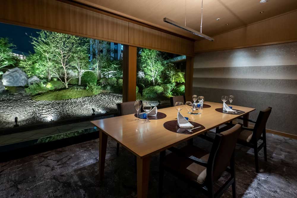 改修した洋個室からライトアップされた日本庭園「天嶺」を望む