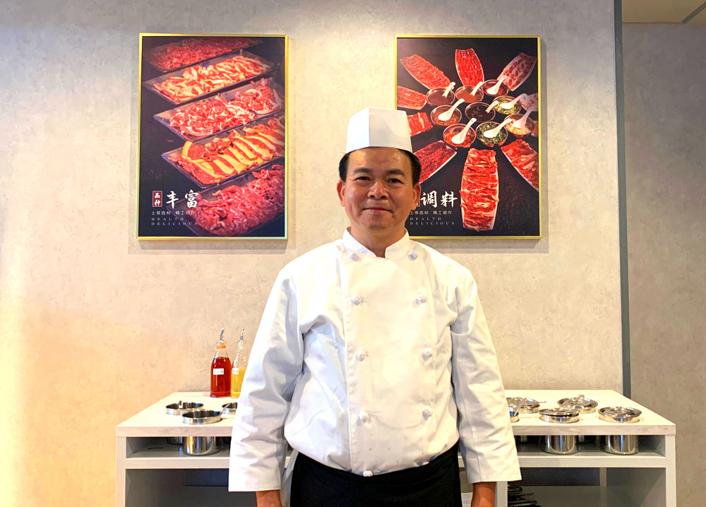日本未上陸の料理ということもあり、同店開業に際しては潮汕料理のシェフである江耿亮（ジャン グン リャン）氏を現地から招いて、調理スタッフの教育をした