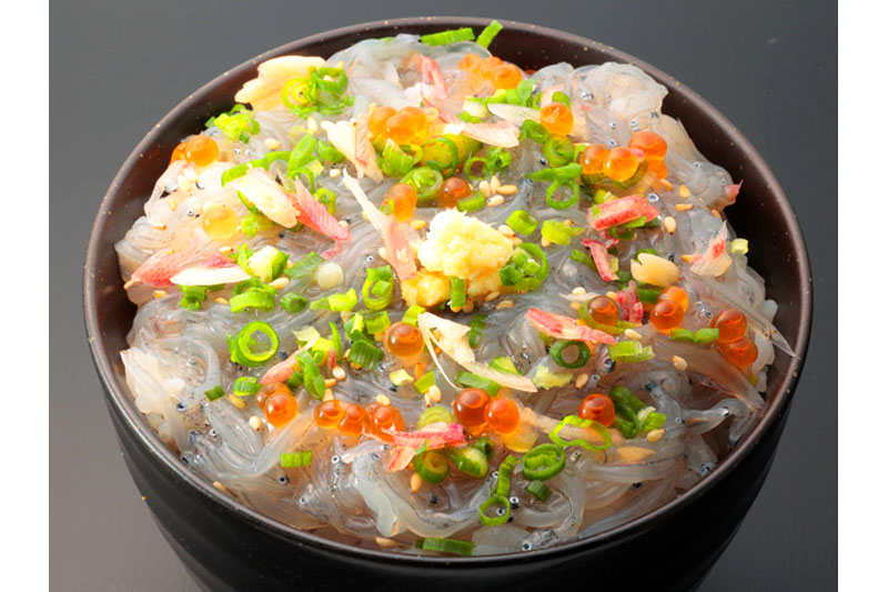 “生しらす漁師丼”には「かながわ名産100選」にも登録される「湘南しらす」が使われている。軍艦スタイルで食すこともできる