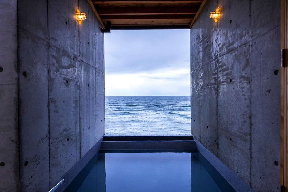 PRIVATE SAUNA横にある水風呂。壁により切り取られた日本海を眺め、波の音を聞きながら入る水風呂は、体のみならず、心までととのえてくれる心地よさだ