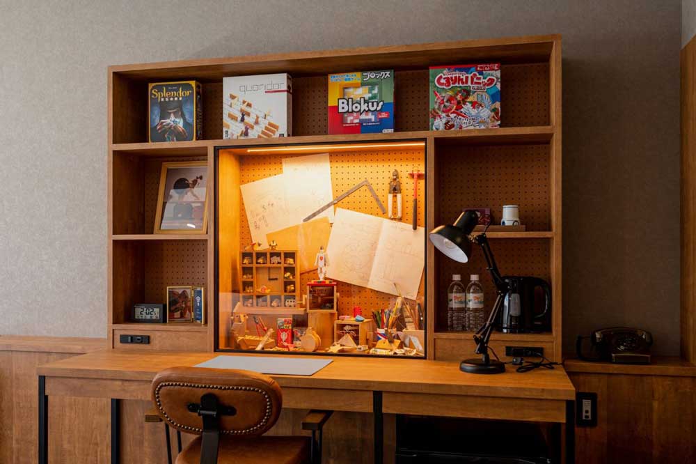 客室には、室内デスクに設計図や作品、実際に使用していた工具などを設える