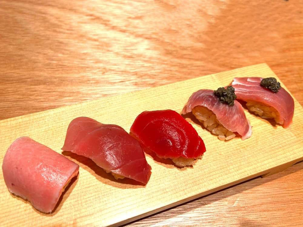 握り寿司の一例。写真左から大トロ、中トロ、赤身、頬肉、脳天。お好みで注文できることから、同じ部位で通常のネタと熟成ネタの味の違いを楽しむのも一興だ