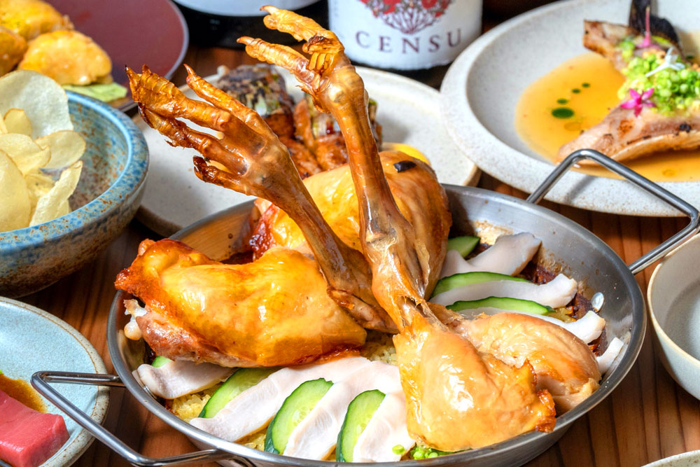 シグネチャーメニューでもある“海南チキンパエリア”。ダイナミックなプレゼンテーションに鶏の旨味を存分に味わえる仕立てになっている