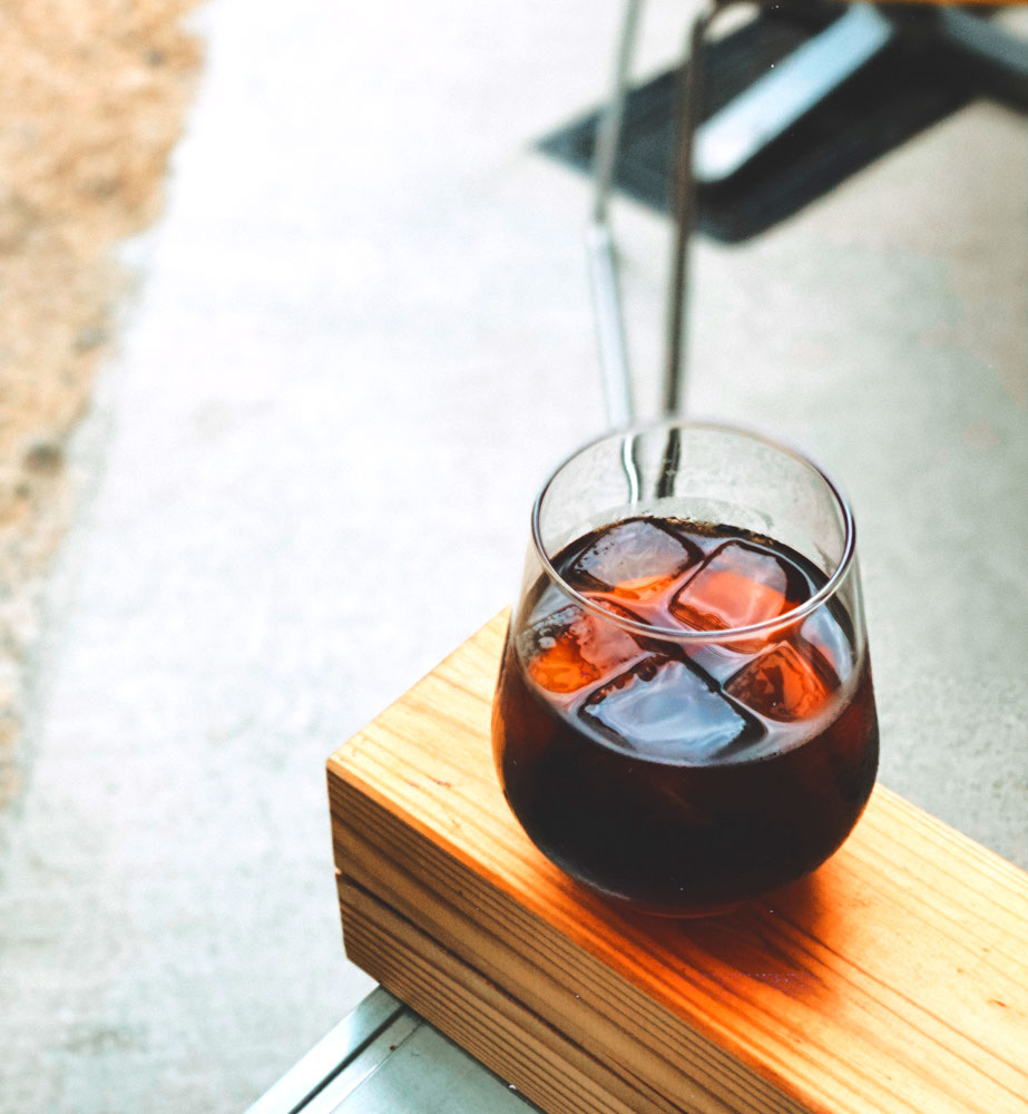 コーヒーは、京都三名水でもある「梨木神社」境内にも店舗がある「Coffe Base」焙煎の「世界倉庫」オリジナルブレンドで提供しており、このコーヒーが飲みたくて来訪するお客さまも多い