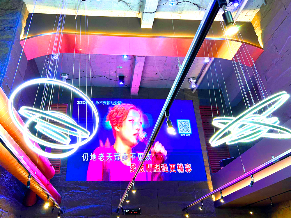 店内に2か所設置されている大型スクリーンでは、常時、中国の音楽番組が流れている