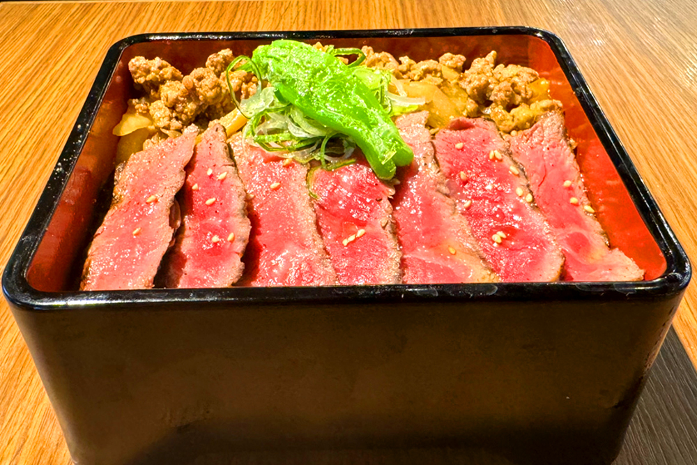 “松坂牛のステーキ重”。レアな火入れとすることで、松阪牛の甘みを存分なく味わえるように仕立ててあり、牛そぼろ煮と一緒に提供される