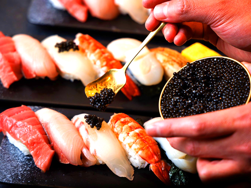寿司は、カウンターにいる職人が目の前で握ってくれる江戸前寿司に加え、手巻き寿司や箱寿司も用意されている 