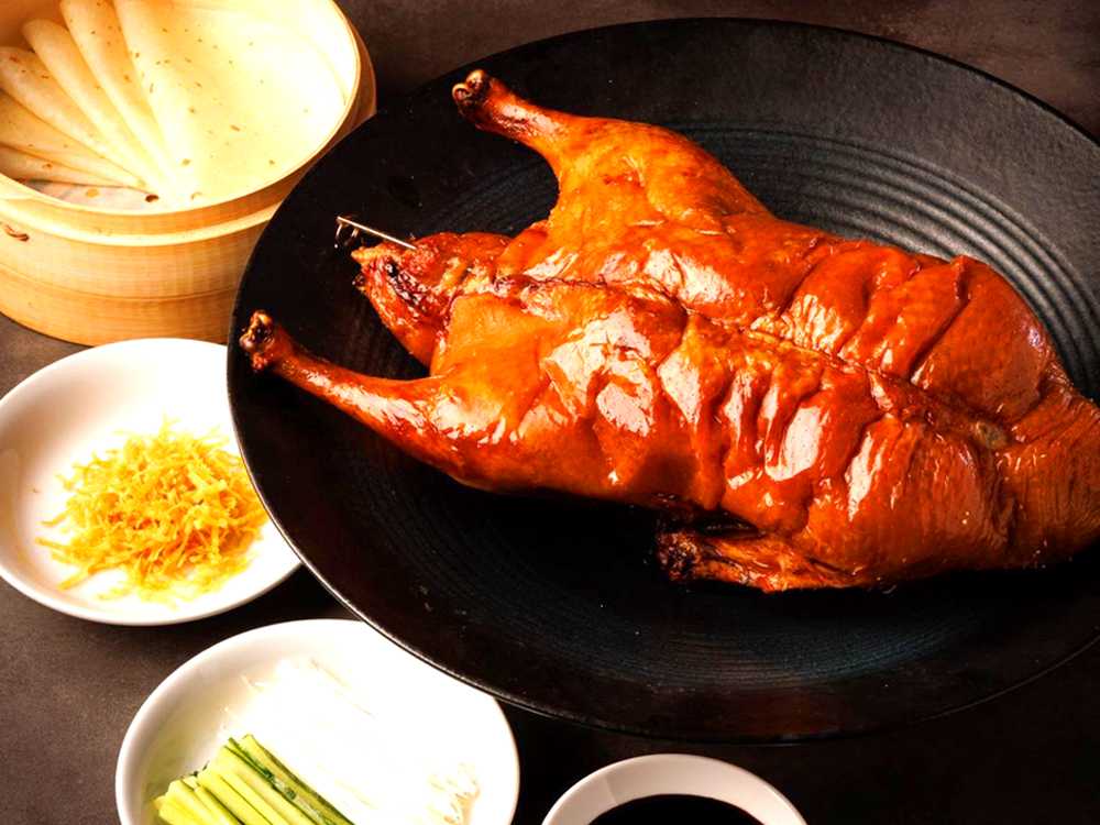 一皿一皿、ライブキッチンで料理人から提供される北京ダックはじっくりと窯焼きされた逸品