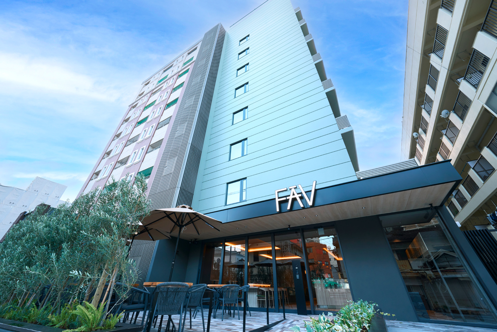 本年2月に開業した「FAV HOTEL」の「FAV LUX」ブランド第一号施設、「FAV LUX 長崎」。大浦天主堂駅程近くに位置し、草彅洋平氏監修の最大12名で利用できるプライベートサウナが導入されたことでも話題になった