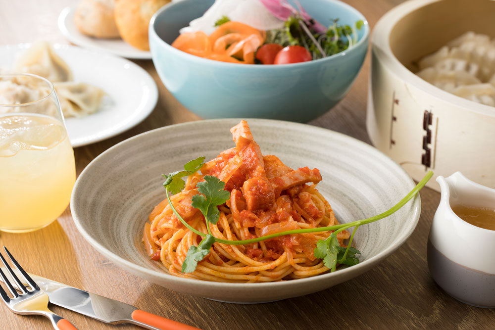 ランチメニューはジャックランチ(日替わり)1400 円、 クイーンランチ(週替わり)1500 円、キングランチ(月 替わり)1700 円の3 種