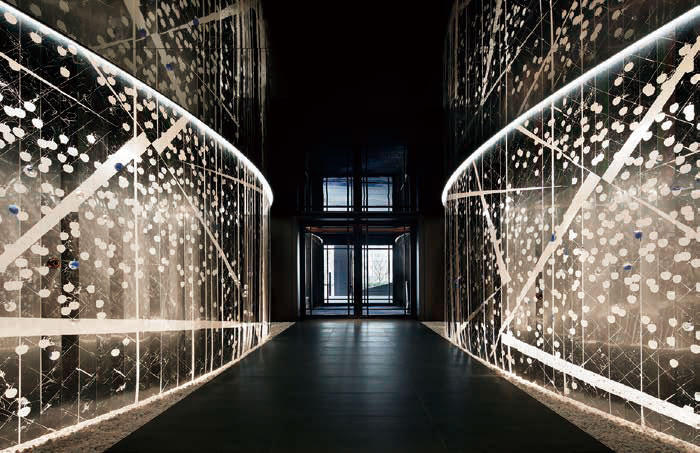 洗練されたエントランスホールは、竹芝の夜景をモチーフとした美しいアート が施されている