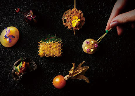 レストラン「Chef’s Theatre」ランチ・ディナーコースで提供されるアミューズブッシュ。五感をテーマにしたコース料理では、好奇心をくすぐられるような美食体験が楽しめる