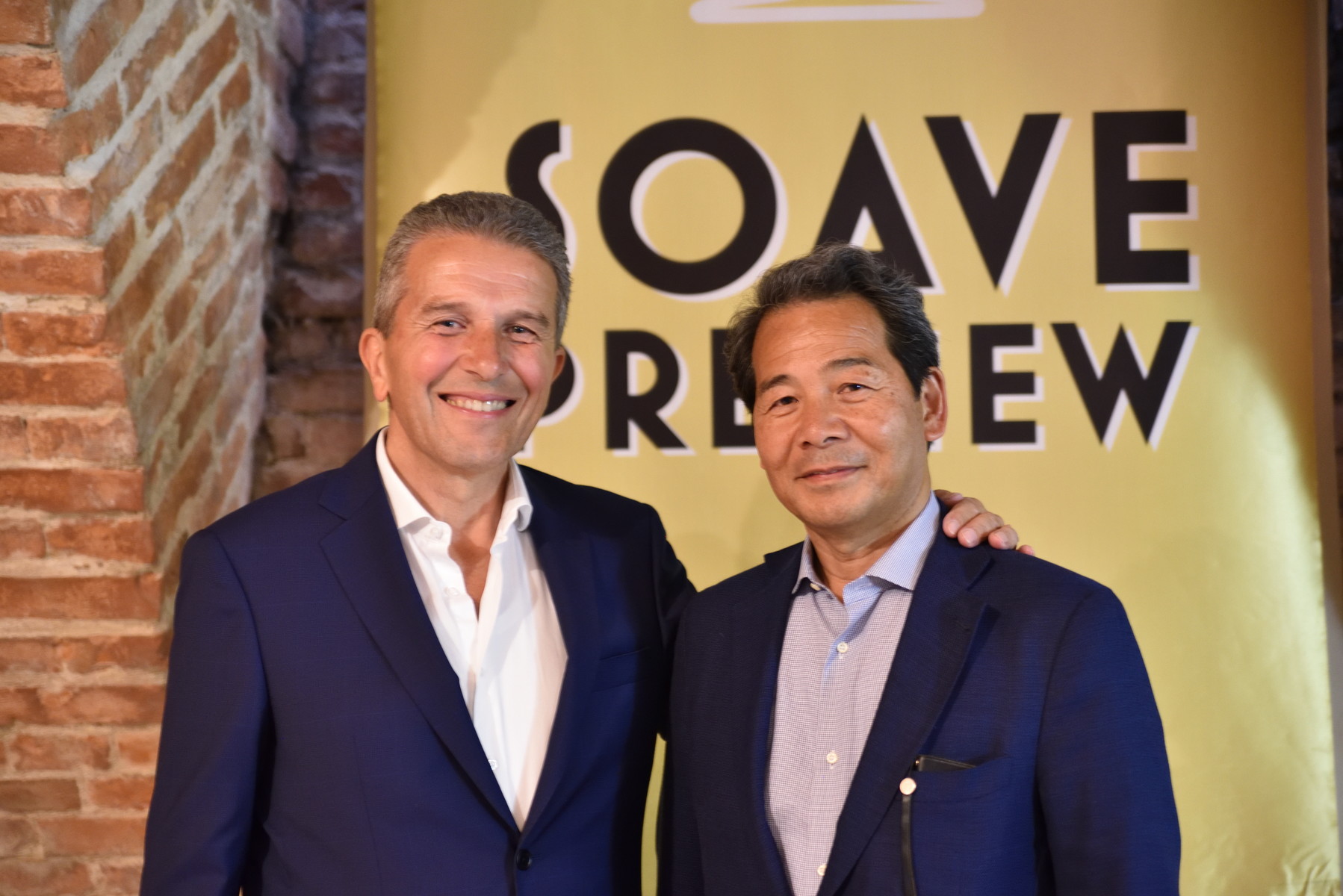 ソアーヴェワイン保護協会新会長のサンドロ・ジーニ氏（左）とソロ・イタリア代表の林茂氏。二人は林氏がイタリアに赴任していたころからの旧知の仲だ