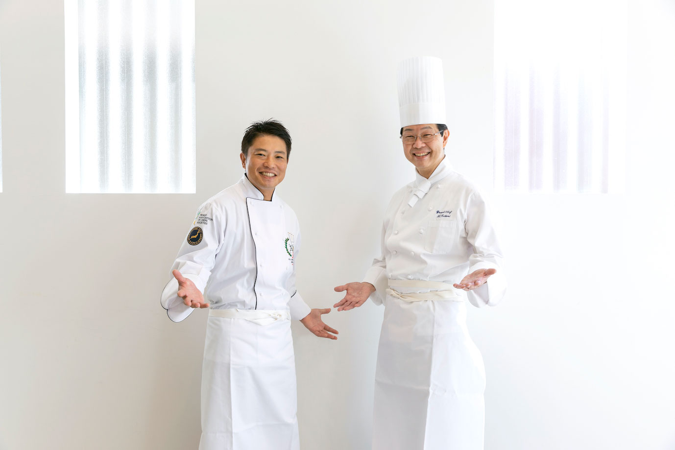 栗原心平氏（左）と総料理長の小堀仁氏（右）