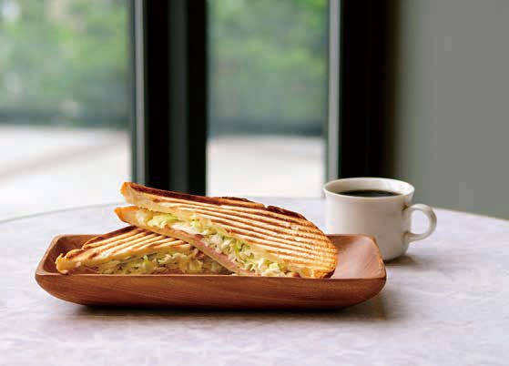 1 階「ダカフェ」(営業6:30 ~ 18:00)は八百屋を展開するダイワスーパーが運営。ホットサンドを宿泊者の朝食として提供するほか、カフェとしてもすでに人気店に