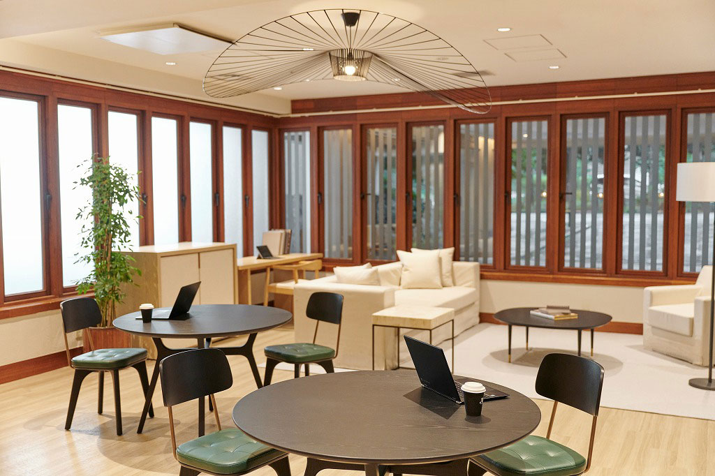 Cozy Works KARUIZAWA（軽井沢マリオットホテル）のワークラウンジ