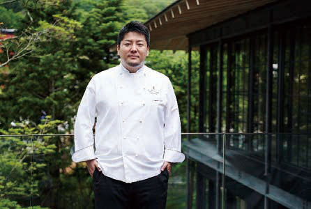 総料理長の早坂心吾氏。個性豊かなバーを含む四つ の飲食施設を率いる。スタッフには提供する食材や料 理をすべて体験させることでサービス力を高めていく