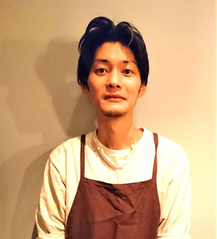 「Bistro11」オーナーシェフ、松浦真吾氏。幼少期より料理人を目指し高校卒業後、長野県の「オーベルジュエスポワール」で13年修業。その後、目黒の「メグロアンジュール」、代々木上原の「AELU」にてシェフとして活躍し、自然派ワインについての知識も深める。2020年11月11日、学芸大学にて「Bistro11」をオープン。