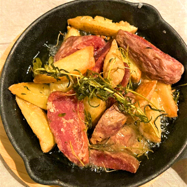 ハーブ類と共にじっくりと低温加熱した“ハーブポテトフライ”。ワインとの相性もよい。ちなみに料理と相性のよいワインについてはマリアージュの提案もしてもらえるのでおススメと共に食事を楽しむのも一興だ