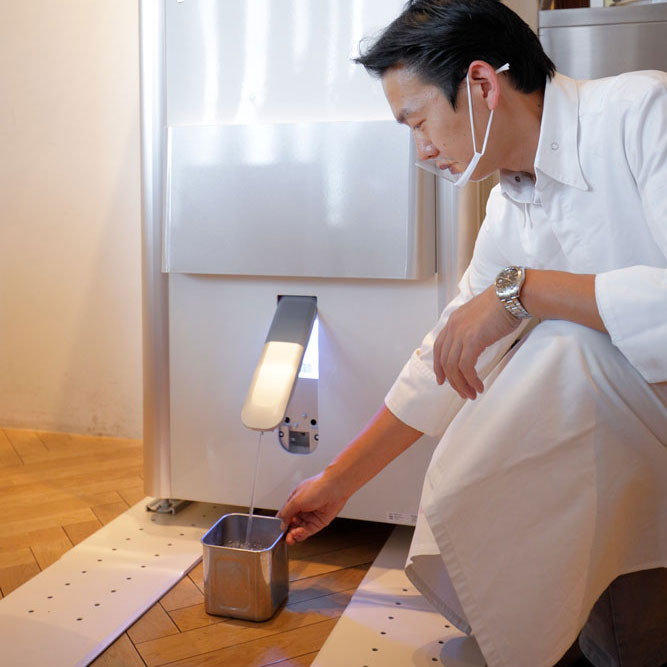 機内で生成される微酸性電解水は、取り出して清掃に活用することができる