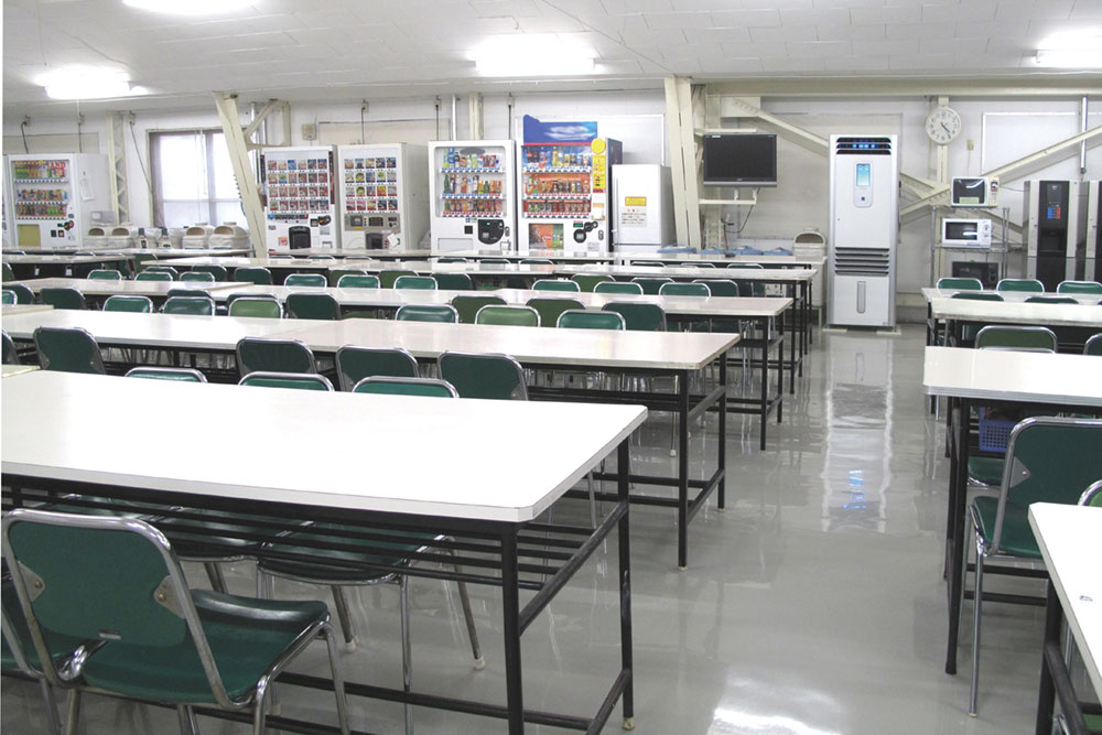 ■社員食堂 安心・快適な空気環境をつくることで、単なる食事スペースでなく、社員の「コミュニケーションスペース」としての意義を担保している。