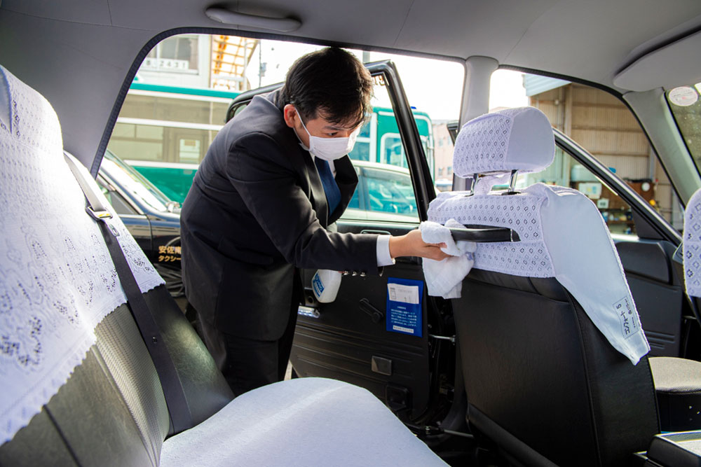 ■タクシー会社 本社オフィスに設置。空気清浄に役立っているほか、電解水を取り出して、車両清掃に利用したり、従業員が持ち帰って各自宅で使ってもらうなど、全社的な安心・快適に向けた取り組みに活用。