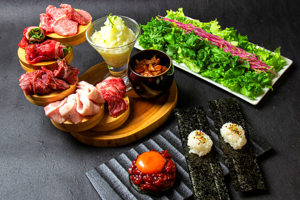 焼肉食べ放題のスターターキット。食べ応えのある、バラエティに富んだ構成になっている