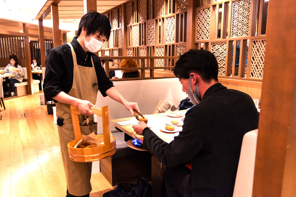 食べ放題プランに含まれている揚げたてのメンチの配り歩き。ソーシャルマナーを守りつつも、お客さまにワクワク感を感じてもらうサービスについては今後も工夫して企画していきたいという