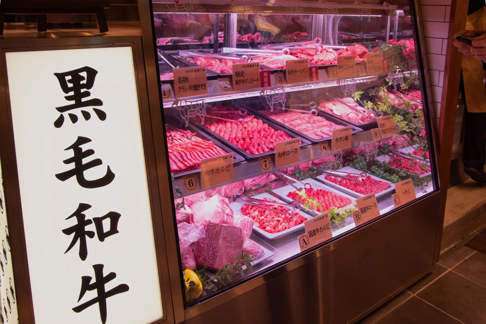精肉対面販売のショーケース。デイリーで変わる希少部位やマンゴーカットの和牛カルビなど魅力的な部位が豊富に用意されている