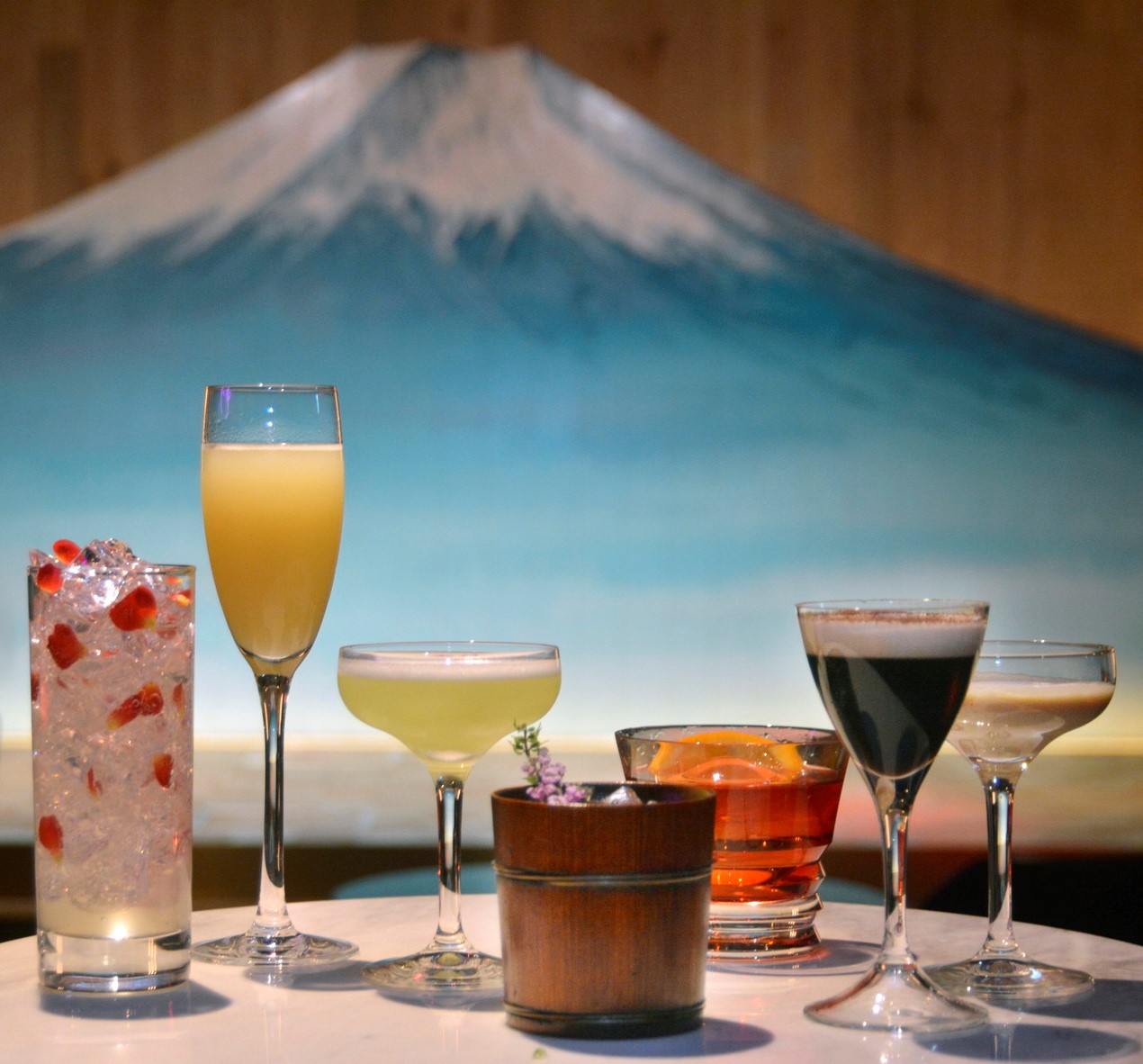 カクテルは左から「メディトレーニアン・サンセット」「オータム・ベリーニ」「カプレーゼ」「FUJIYAMA DOC」「ネグローニ」「ティラミス」「Tiramisù Mezzanotte」の7種類