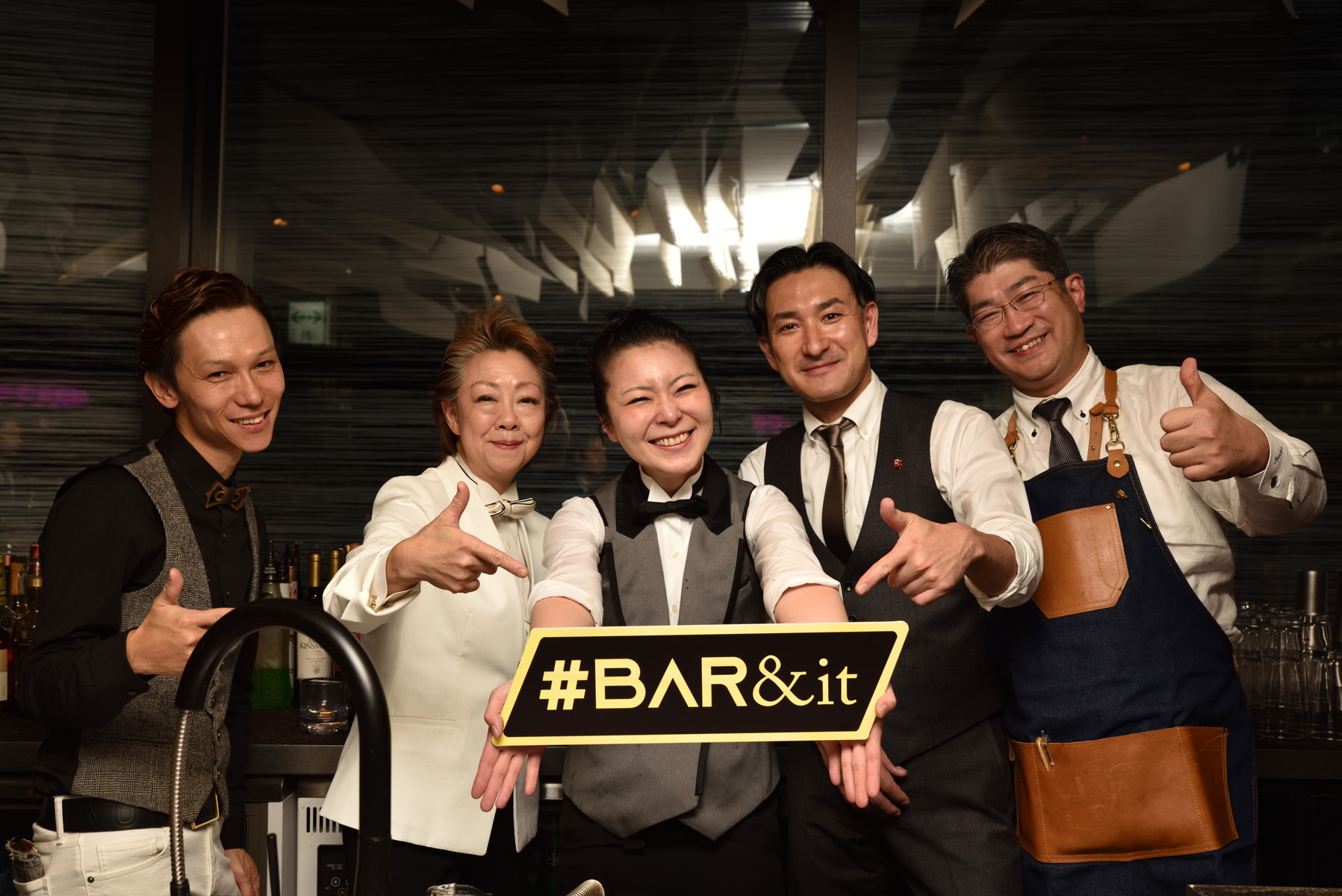 カクテルをサーブした5人。左から、日本で初めてフレア・バーテンダー世界チャンピオンの栄冠を勝ち取った金城光浩氏。宮崎優子氏は女性バーテンダーの先駆けで、現在も自店を経営する傍ら業界をリードする。渡邉由希子氏はバーテンダー世界大会の日本代表も経験したスペシャリスト。高宮裕輔氏はクリエイティブスタイルのコンペティションの常連。加藤慶人氏はバリスタ世界大会の審査員を務めるコーヒーのスペシャリストだ