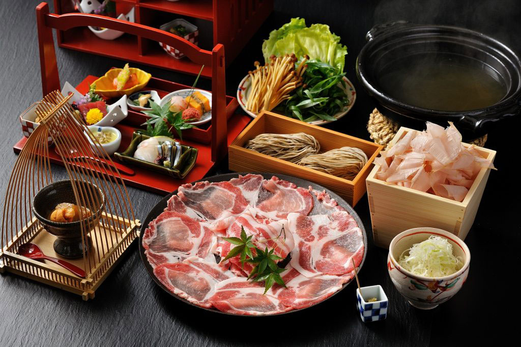 伝統工芸品の器に盛り付ける会席料理の夕食　イメージ