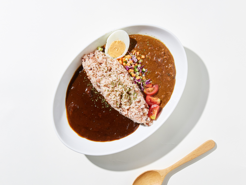 毎週金曜日はランチメニューにカレーが登場する。カフェ開業以前の“社長のまかない時代”からの習慣だ。週替わりで味が変わるカレーを求め毎週通うファンも多い