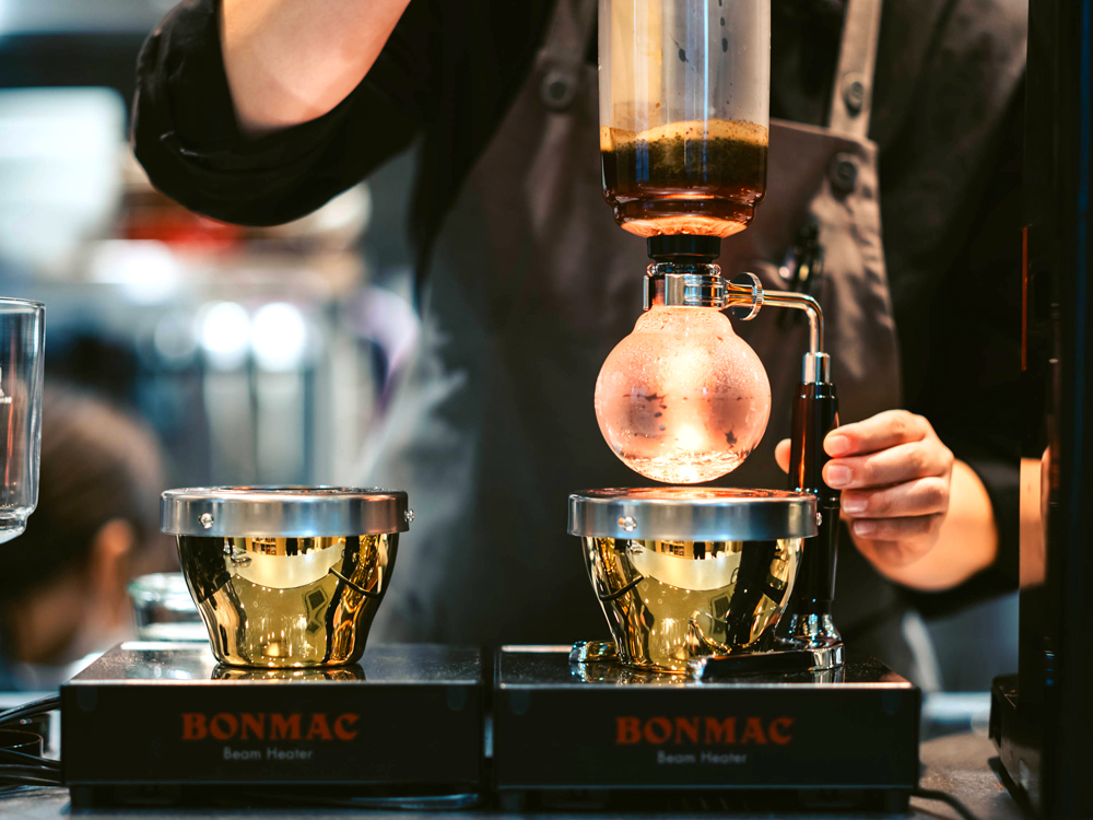 コーヒーはサザコーヒーのサイフォンドリップ。直営店以外でサザコーヒーのサイフォンドリップが飲めるのは同店のみであり、豆がWASUGAZENブレンドで提供されている点も魅力だ
